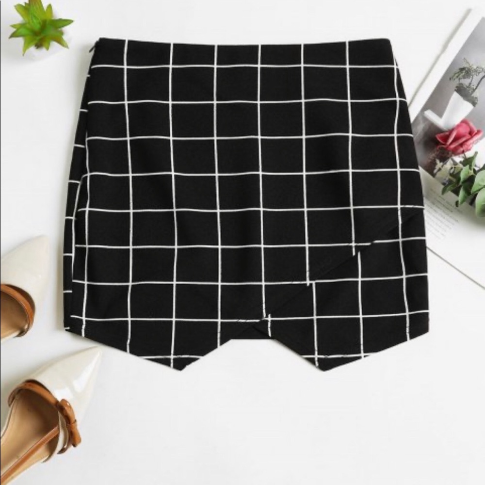 Brand New- Plaid Tulip Hem Short Skirt